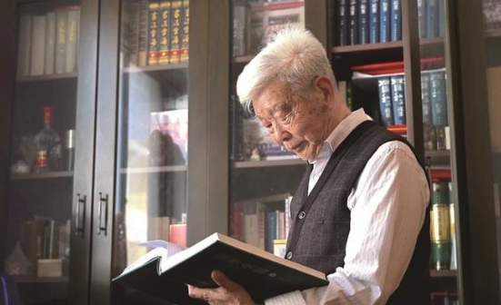 八旬老翁為海門(mén)筑起詩(shī)的豐碑
